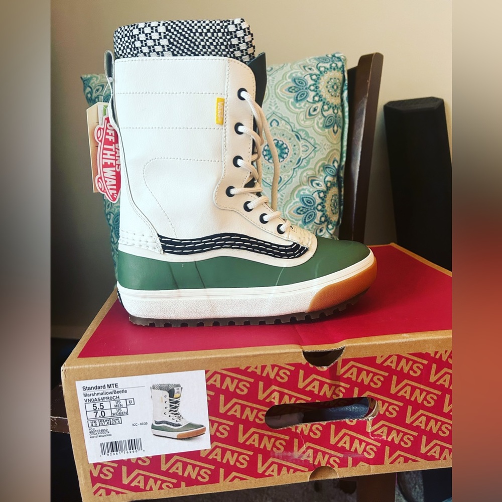 Fabulous brand new Vans snow boots